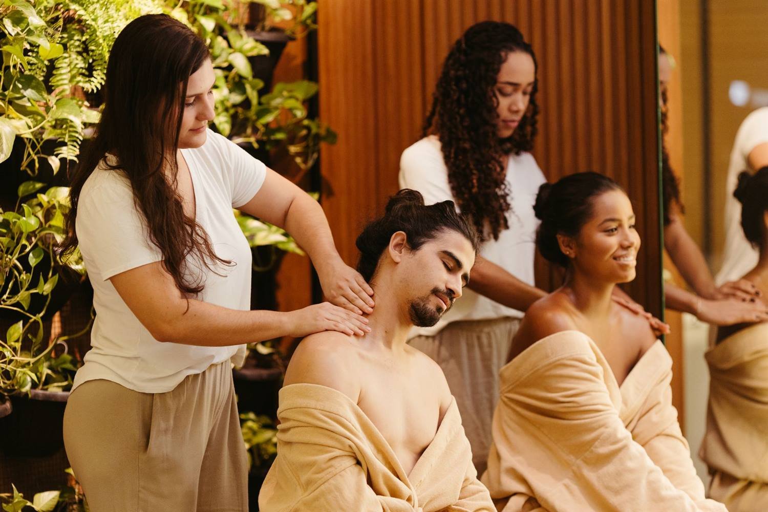 Personas recibiendo masaje relajante en ambiente natural